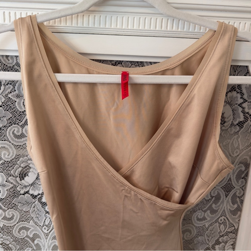 SPANX Simplicity Cross Over V-Neck Shaper - Picture 2 of 10